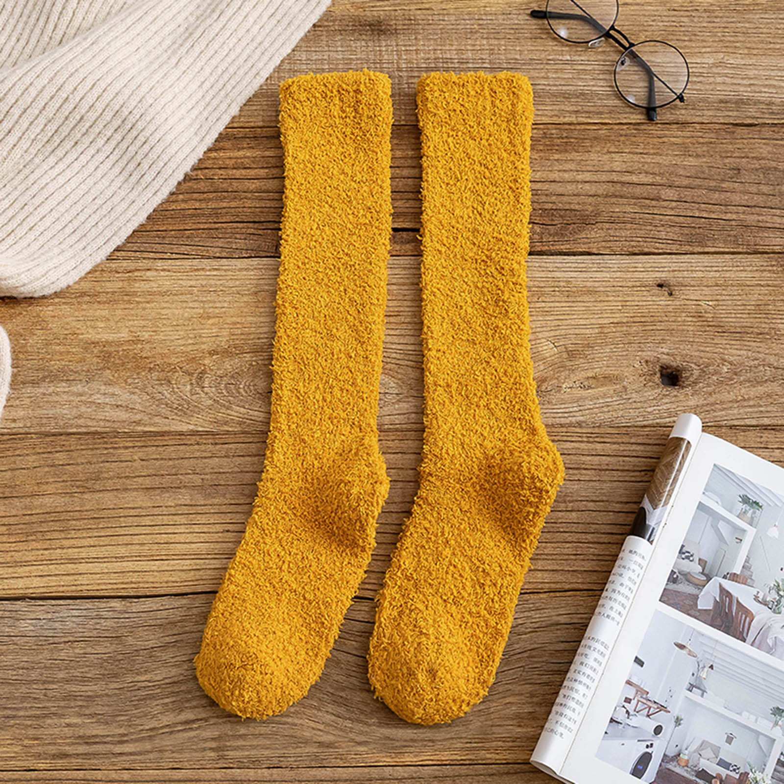 thumbnail image 2 of Calcetines de felpa coral para mujer, hasta la mitad de la pantorrilla: cálidos, con parte superior elástica, para llevar en casa en invierno, poliéster, talla única, 2 of 3